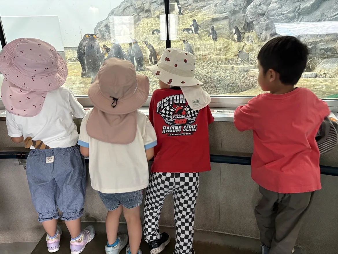 並んで展示を見つめる子どもたち