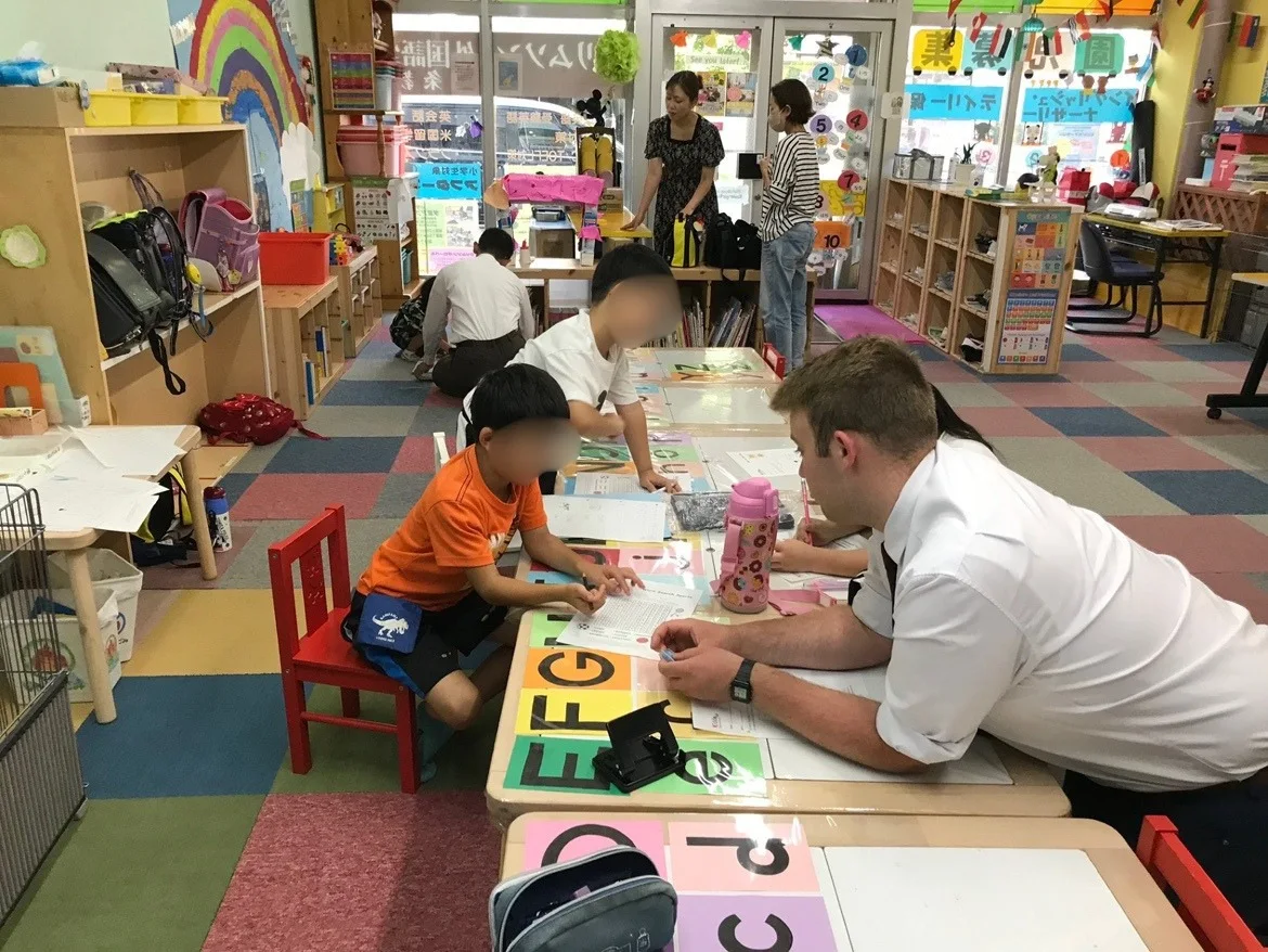 子どもの近くで、目線を合わせて活動に関わる大人