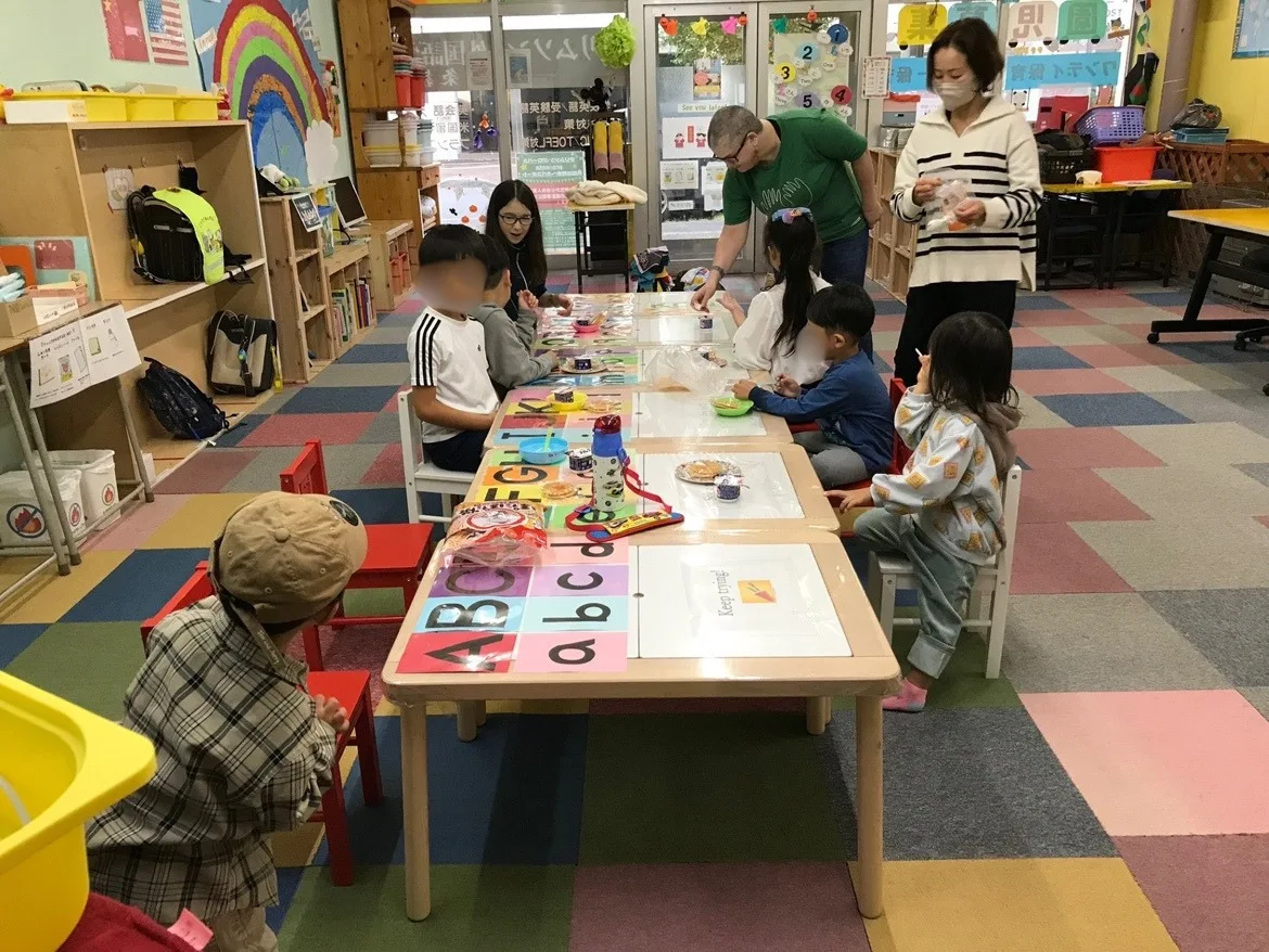複数のスタッフが子どもたちの活動に関わる教室の風景