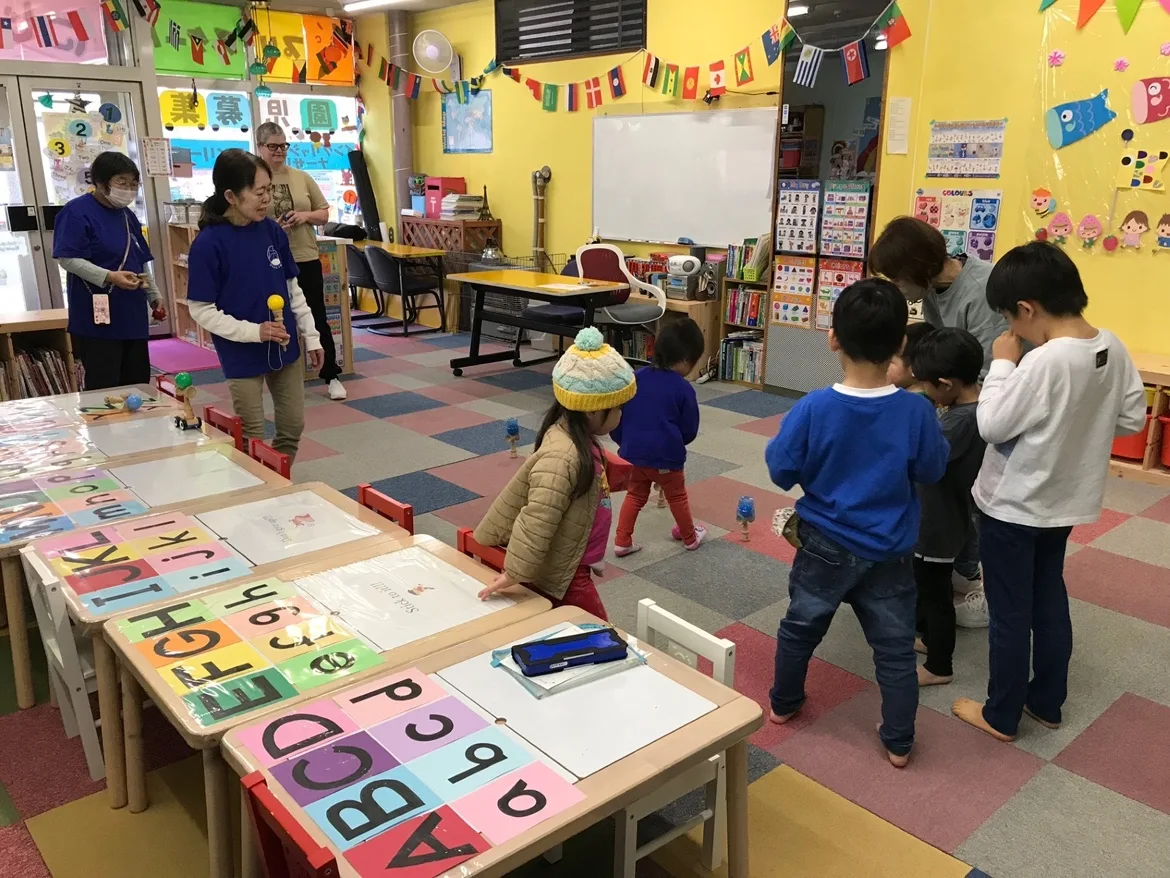 カラフルな教室で活動する子どもたち