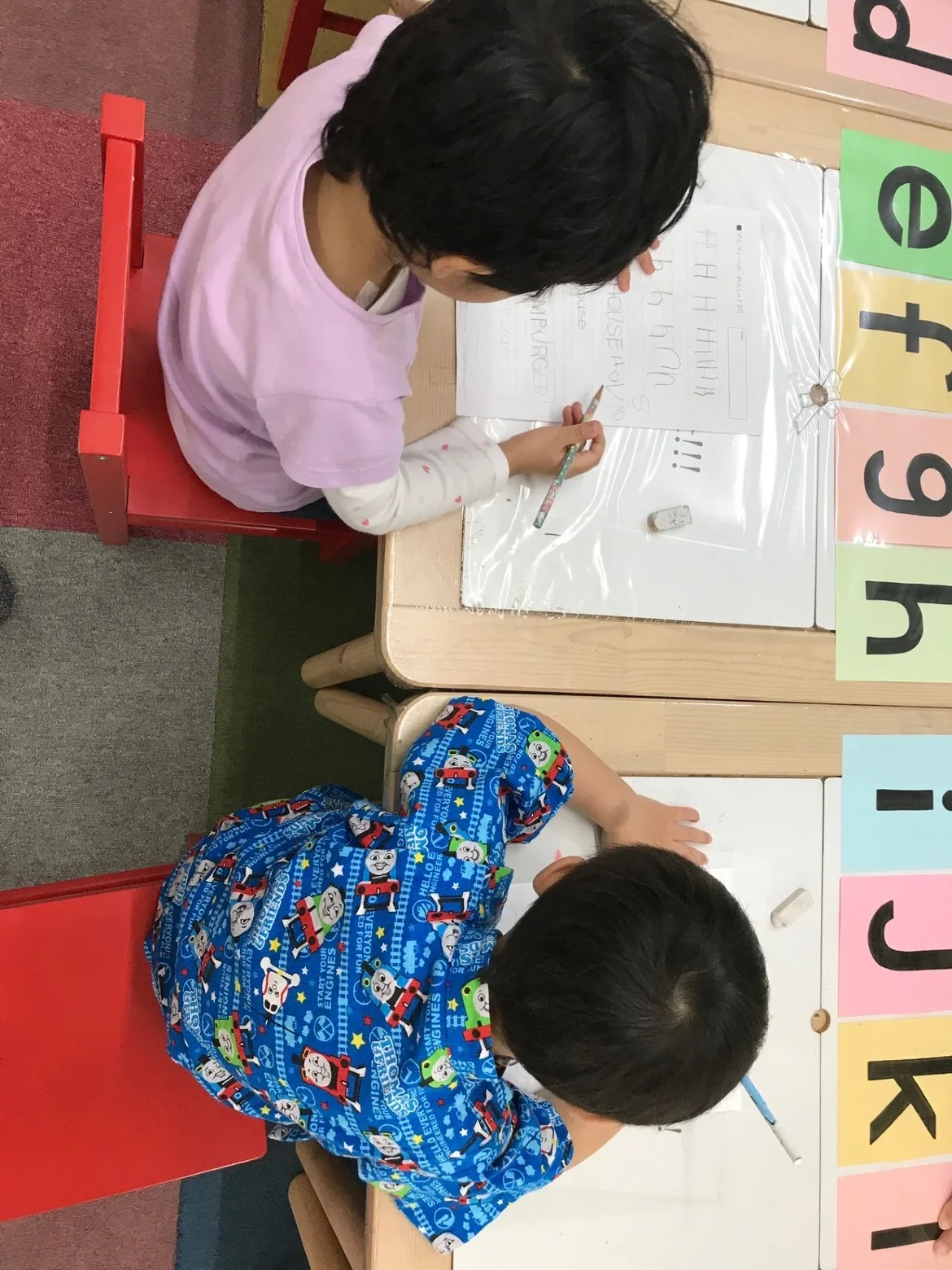 机に向かって学びに取り組む子どもたち