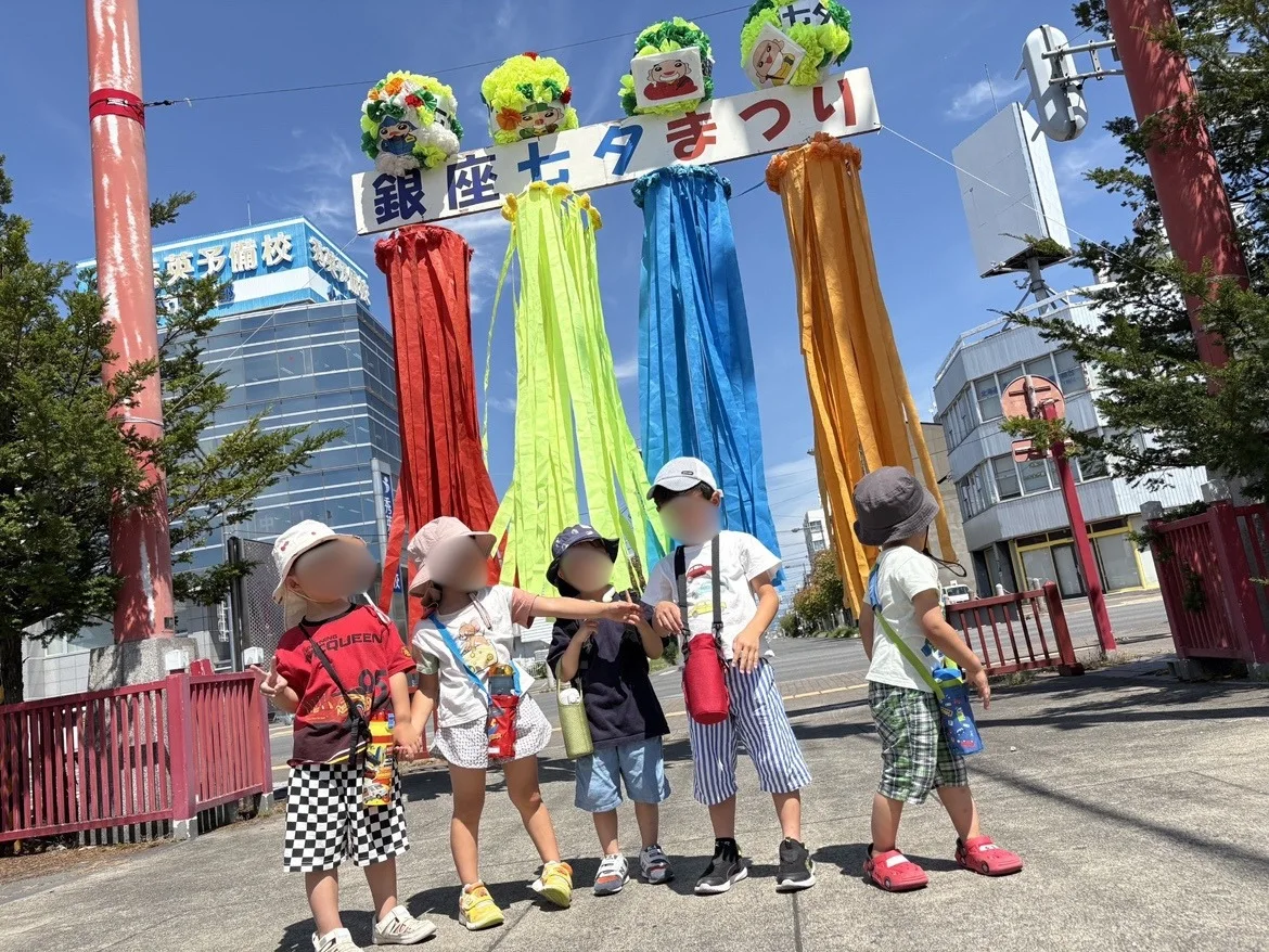 色とりどりの飾りの前で過ごす子どもたち