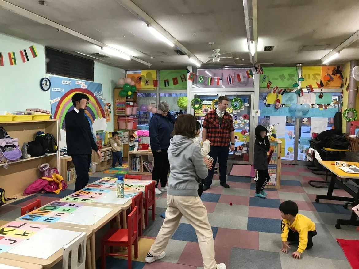 教室でスタッフと一緒に過ごす子どもたち