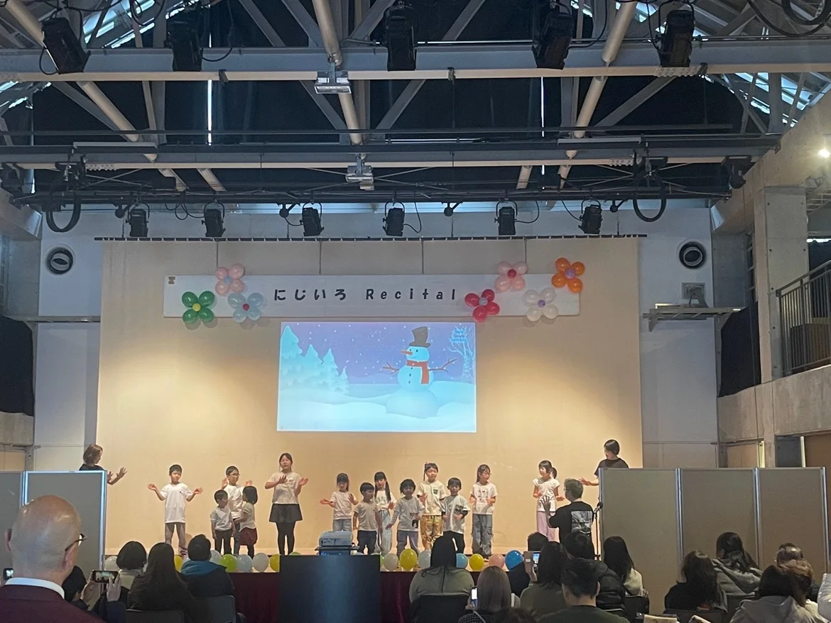 ステージに並び、発表する子どもたち