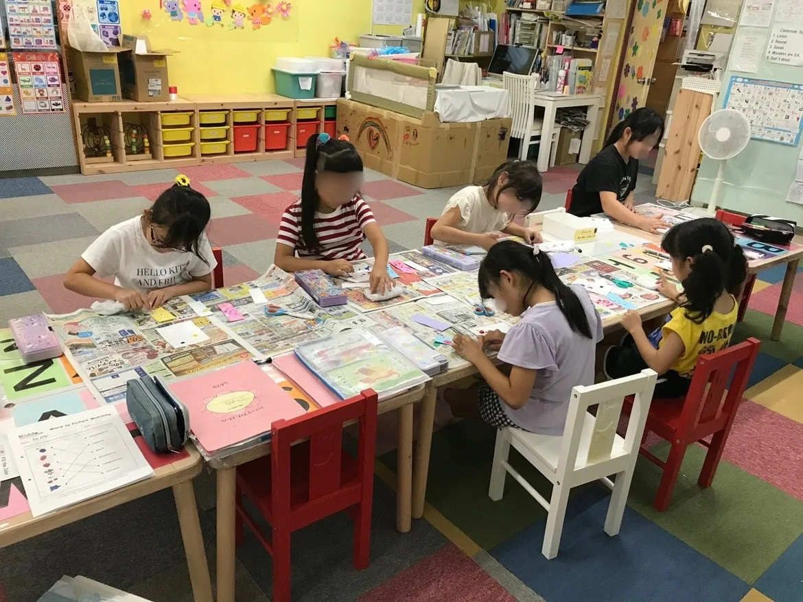 机を囲み、それぞれの制作に取り組む教室の風景