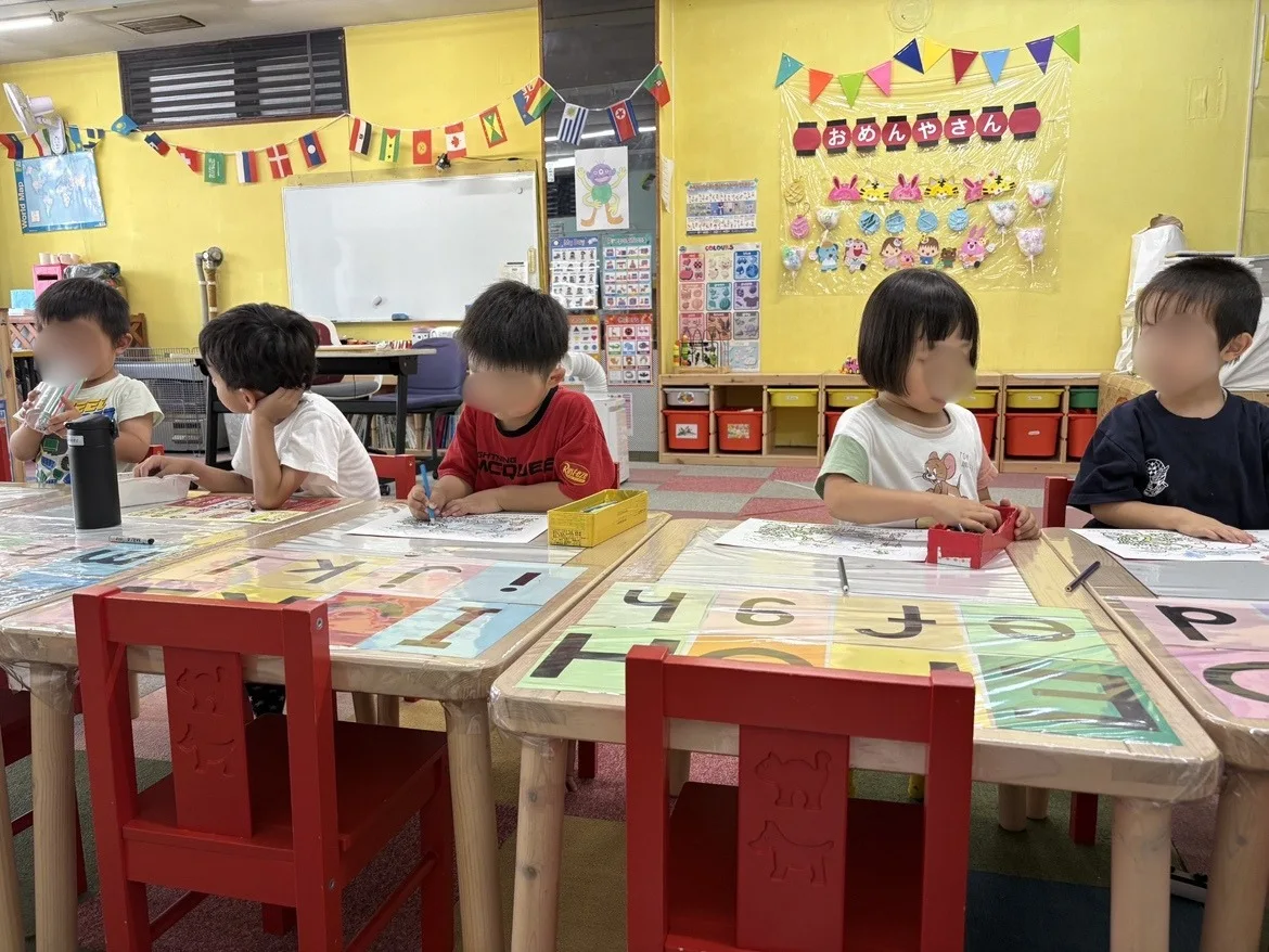 机を囲み、教室で一緒に活動する子どもたち